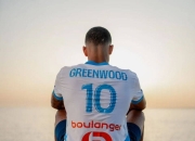 马赛球员在比赛中表现出色，受到球迷赞扬